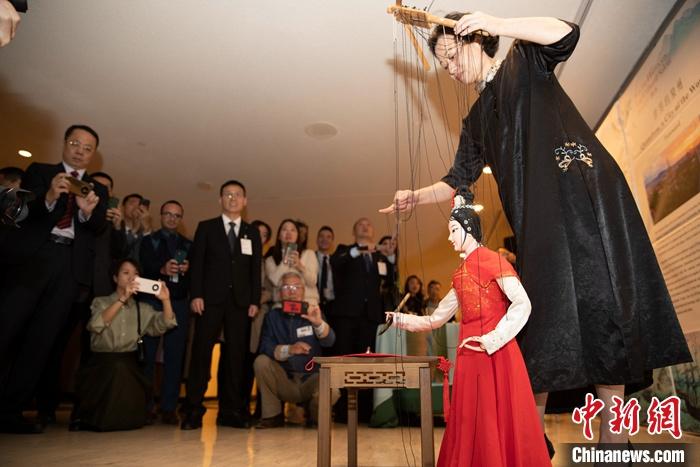 當(dāng)?shù)貢r(shí)間5月19日，中國常駐聯(lián)合國代表團(tuán)、中國文化和旅游部、泉州市人民政府在紐約聯(lián)合國總部聯(lián)合舉辦“茶和天下·雅集”主題展覽和招待會(huì)。圖為展覽表演泉州提線木偶寫書法。 <a target='_blank' href='/' _fcksavedurl='/'><p  align=