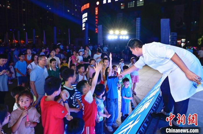 2023年鷹潭市“好奇心”科普節(jié)吸引了不少孩子踴躍參與?！≈鬓k方 供圖