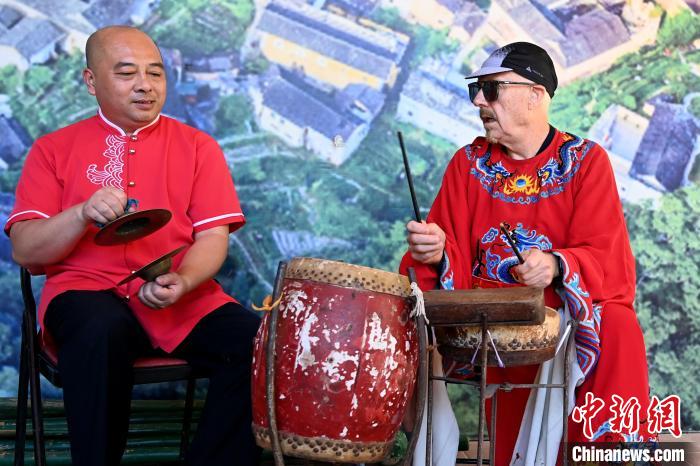 代表團(tuán)成員在漳州市南靖縣與當(dāng)?shù)孛耖g樂隊(duì)臨時組隊(duì)?！埥鸫?攝