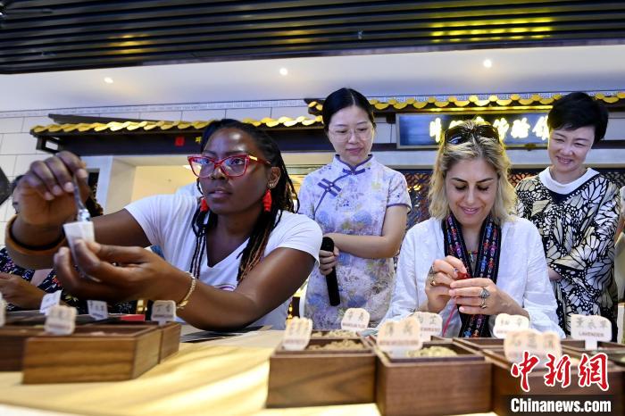 代表團(tuán)成員在片仔癀博物館內(nèi)制作中藥配方香囊?！埥鸫?攝