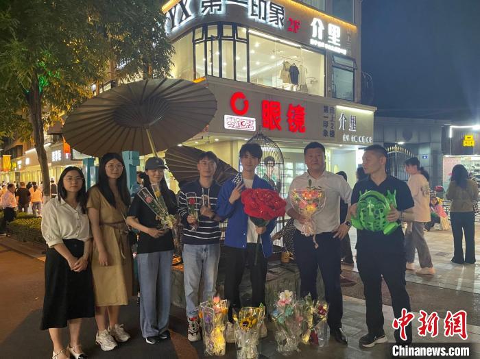 在東陽橫店，宣講團導師、成員與橫店演員(右三)合影。　 東陽市融媒體中心 供圖