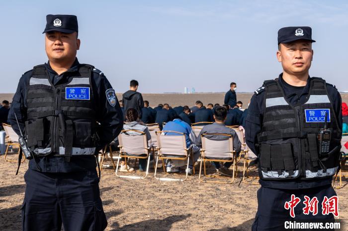 圖為承擔(dān)神舟十六號(hào)載人飛船安保任務(wù)的移民管理警察?！∨ｖ?攝