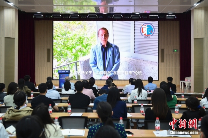 5月30日，<a target='_blank' href='/'>中新社</a>第二屆“東西問智庫(kù)”主題論壇在北京舉行，多位中外專家圍繞“AI革命與文明進(jìn)化”展開討論。圖為美國(guó)加州理工學(xué)院電氣工程和計(jì)算機(jī)科學(xué)教授、人工智能專家亞瑟·阿布-穆斯塔法通過視頻在論壇上作主旨演講。<a target='_blank' href='/'>中新社</a>記者 田雨昊 攝