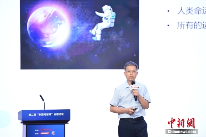 5月30日，<a target='_blank' href='/'>中新社</a>第二屆“東西問智庫(kù)”主題論壇在北京舉行，多位中外專家圍繞“AI革命與文明進(jìn)化”展開討論。圖為北京大學(xué)新聞與傳播學(xué)院教授胡泳在論壇上作主旨演講。<a target='_blank' href='/'>中新社</a>記者 田雨昊 攝