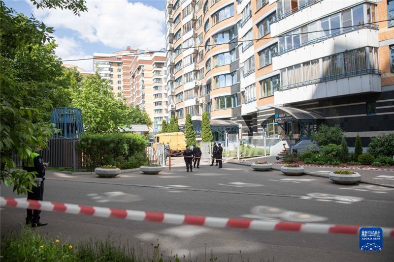 5月30日，警察在俄羅斯首都莫斯科的樓房遭襲現(xiàn)場(chǎng)警戒。新華社記者白雪騏攝