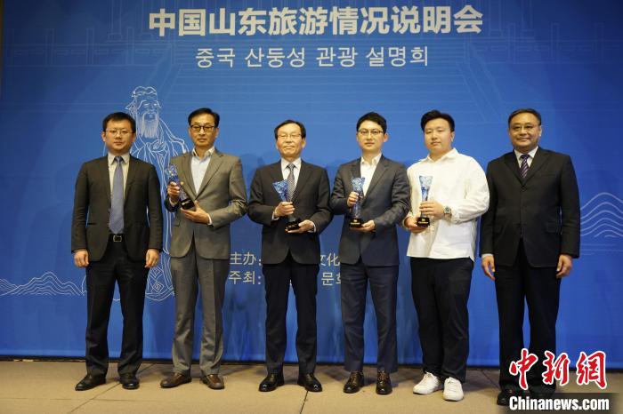 為“好客山東”旅游大使授牌?！⑿?攝