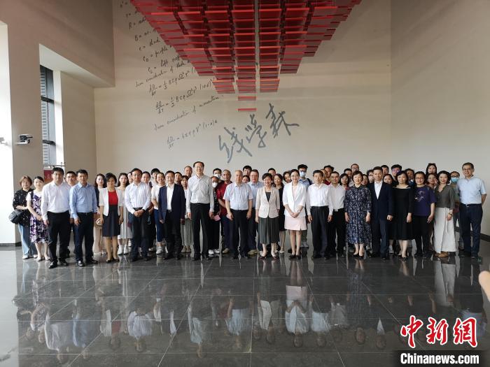 上海僑界人士參觀上海交通大學(xué)錢學(xué)森圖書館?！》队畋?攝