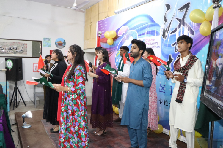 “漢語橋”世界大學(xué)生中文比賽卡拉奇賽區(qū)決賽現(xiàn)場，參賽選手共同演唱中文歌曲。卡拉奇大學(xué)孔子學(xué)院供圖