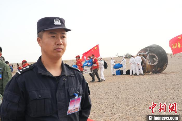 圖為阿拉善邊境管理支隊民警在著陸場開展安保工作?！埥?攝