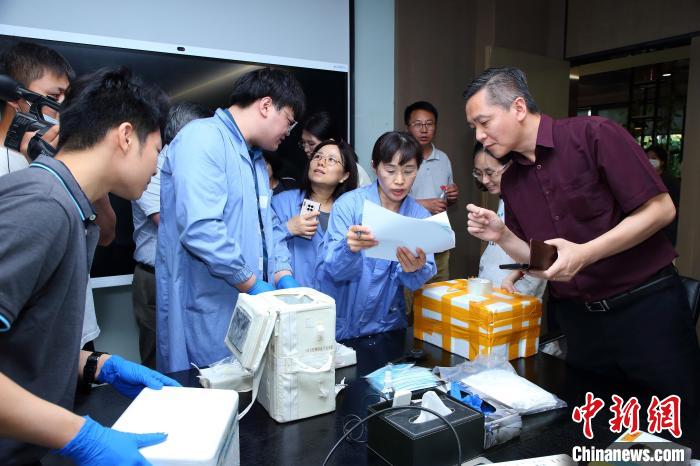 科研人員清點、查看隨神舟十五號返回地面的空間科學(xué)實驗樣品?！≈锌圃嚎臻g應(yīng)用中心 供圖