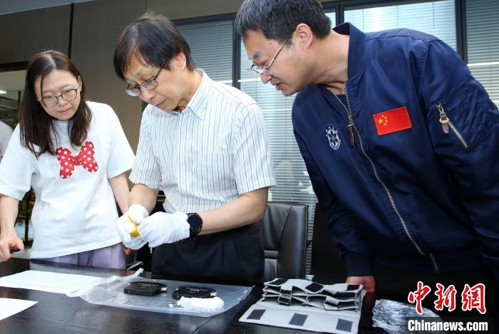 科研人員查看隨神舟十五號返回地面的空間科學(xué)實驗樣品。　中科院空間應(yīng)用中心 供圖