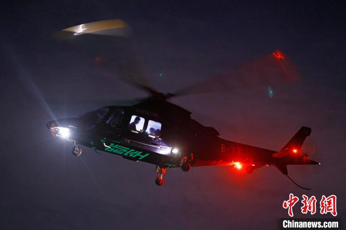 6月3日晚，游客乘坐上海新空直升機有限公司直升機開啟鳥瞰黃浦江空中圓夢之旅?！∫罅⑶?攝