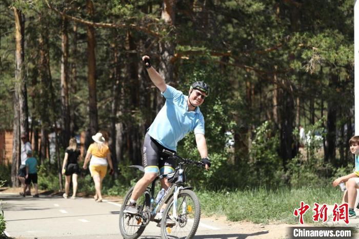 當(dāng)?shù)貢r(shí)間4日，哈外交部副部長羅曼·瓦西連科在騎行活動(dòng)中?！喰琶貢幑﹫D