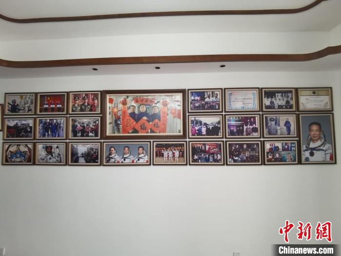 家中的照片墻上，新增了費俊龍此次飛天的照片。　鐘升 攝
