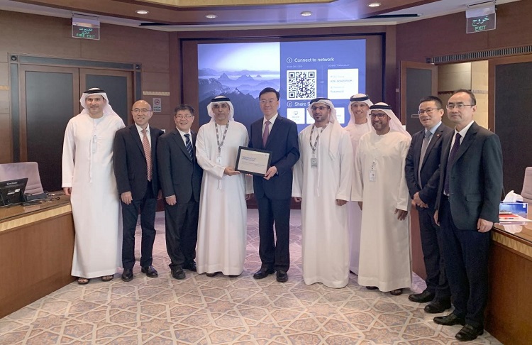 圖為阿布扎比陸上石油公司代表向中企頒發(fā)6600萬(wàn)安全工時(shí)證書(shū)。中國(guó)石油工程建設(shè)有限公司供圖