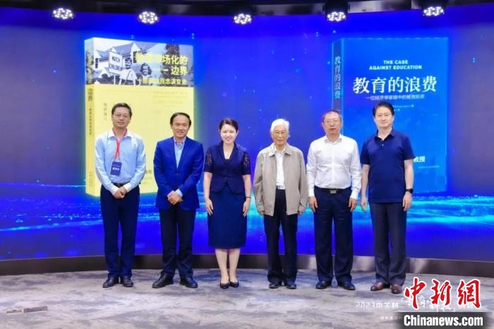 數(shù)智時(shí)代教育面臨怎樣的新機(jī)遇？專家：積極挖潛創(chuàng)新、謹(jǐn)慎應(yīng)對(duì)挑戰(zhàn)