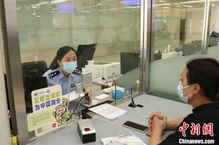 2023年1月9日至5月31日，上海市公安出入境管理部門共受理中國公民出入境證件228.5萬證次?！∩虾Ｊ泄簿止﹫D