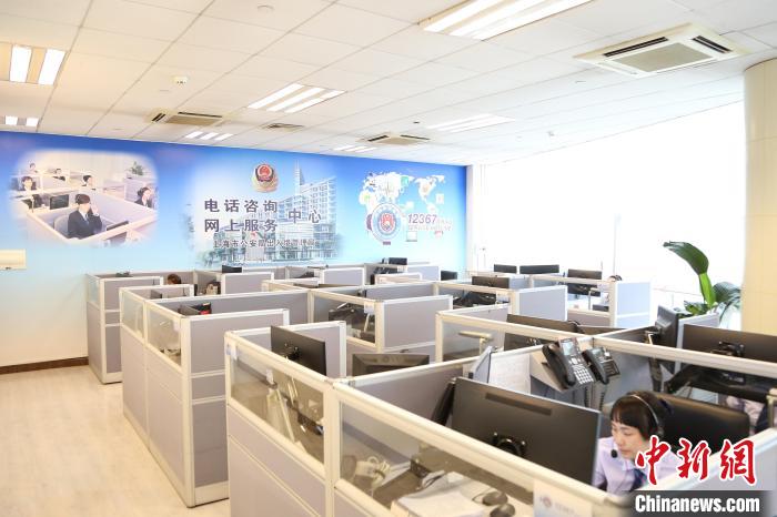 警方表示，自2023年1月9日至5月31日，上海出入境12367服務(wù)平臺(tái)還累計(jì)接處來電超15萬通。　上海市公安局供圖