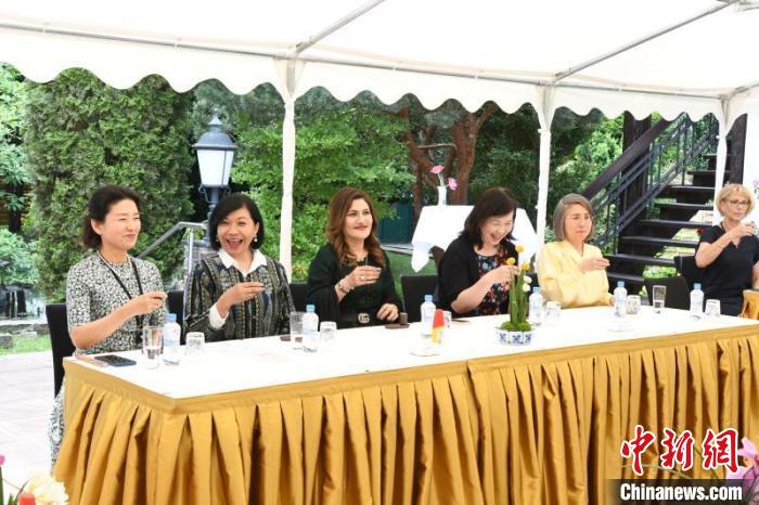 圖為嘉賓品味烏龍茶?！“亓种袊?guó)文化中心供圖。