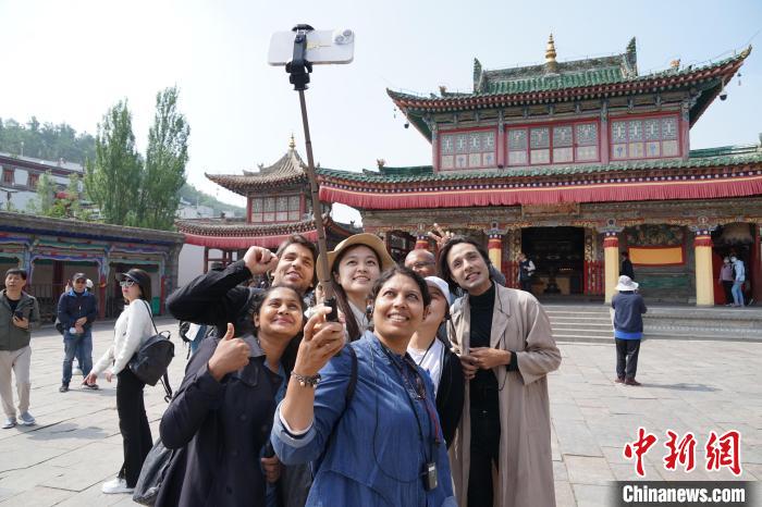 圖為外國記者在塔爾寺合影?！●R銘言 攝