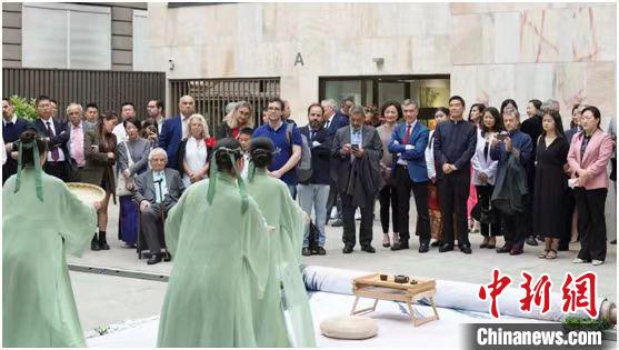 嘉賓觀看茶舞表演?！⌒抨柺形麄鞑抗﹫D