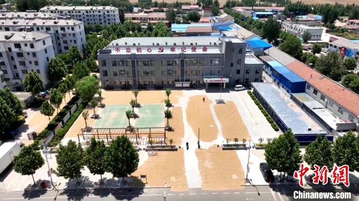 德州陵城區(qū)開放1297處鎮(zhèn)村公共場地，緩解農民曬糧難題。　陵城區(qū)委宣傳部供圖