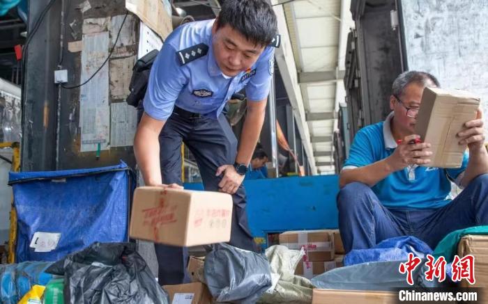 肥東縣公安局針對(duì)劇毒化學(xué)品和易制爆危險(xiǎn)化學(xué)品生產(chǎn)企業(yè)開展安全檢查工作?！『戏示焦﹫D