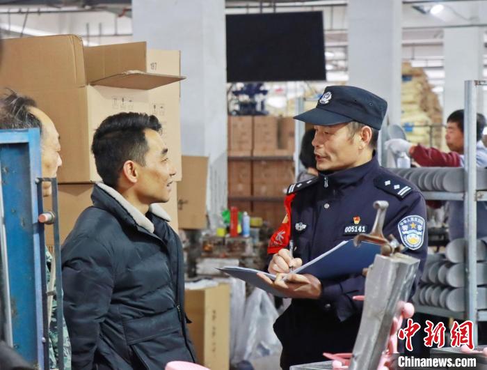 3月30日，大興派出所民警來到轄區(qū)中小企業(yè)，開展“為民為企為項(xiàng)目”走訪活動(dòng)。　合肥警方供圖