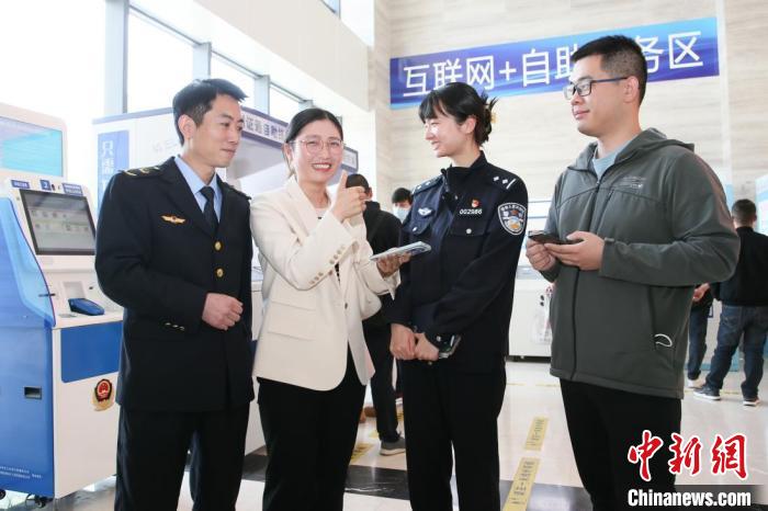 4月10日，安徽合肥，一家運(yùn)輸企業(yè)負(fù)責(zé)人在工作人員的指導(dǎo)下，使用小程序辦理車管業(yè)務(wù)?！『戏示焦﹫D