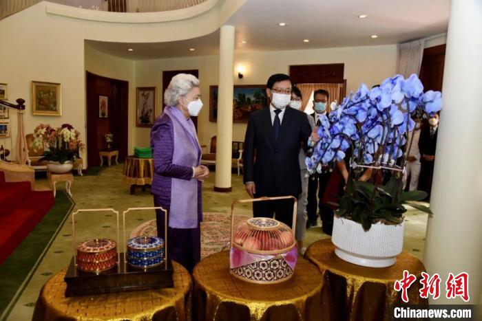 王文天大使介紹中國(guó)傳統(tǒng)工藝品及云南的蘭花和鮮果?！≈袊?guó)駐柬埔寨大使館微信公眾號(hào) 攝