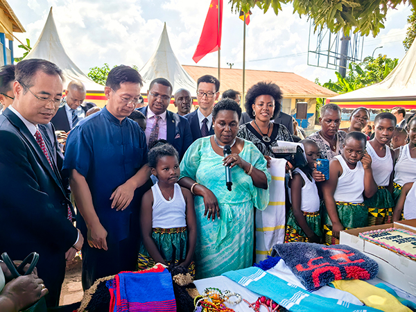 中國(guó)駐烏干達(dá)大使張利忠（右二）出席活動(dòng)。 田雨攝