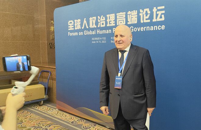 聯(lián)合國經(jīng)濟(jì)、社會及文化權(quán)利委員會副主席兼報告員、莫斯科國際關(guān)系學(xué)院國際法系主任阿斯蘭·阿巴希澤接受人民網(wǎng)記者采訪。圖片來源：視頻截圖