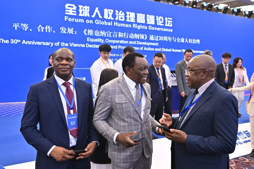 6月14日，與會者在論壇現(xiàn)場交流。新華社記者 李鑫 攝