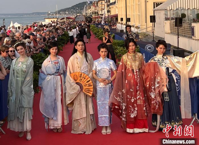 當(dāng)?shù)貢r(shí)間6月16日，2023年卡布爾電影節(jié)中國(guó)日活動(dòng)舉行?！≈鬓k方供圖