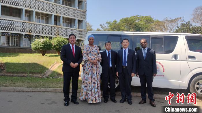 捐贈儀式現(xiàn)場?！∈茉L者供圖