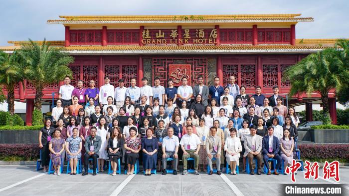 與會嘉賓合影留念?！×_詩慶 攝