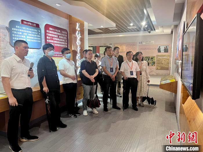 與會(huì)人員在后陳村走訪?！《做?攝