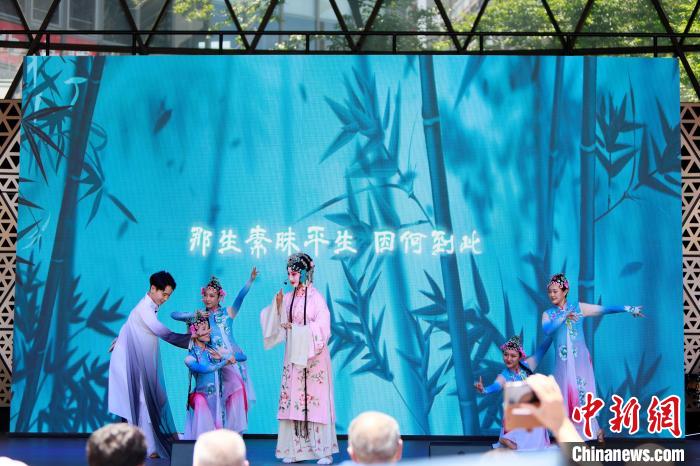 開幕式上舞臺展演之一《水舞昆韻》。