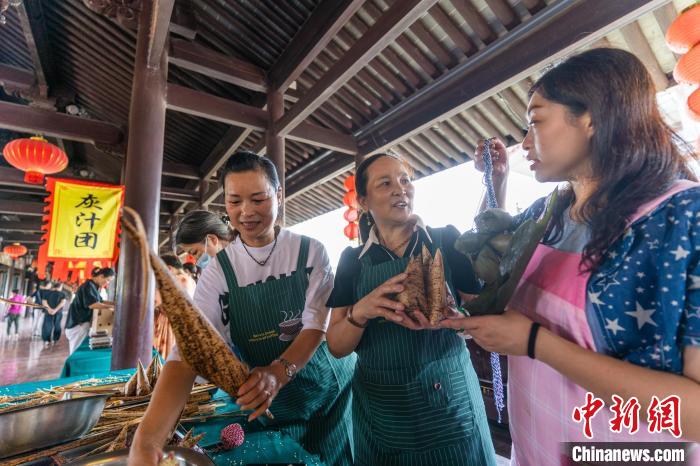 包粽子現(xiàn)場?！⌒弥?攝