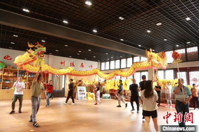 臺胞臺屬體驗舞龍?！≈芪的裙﹫D