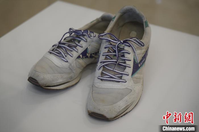 圖為展出的韓國(guó)前總統(tǒng)金泳三曾使用的慢跑鞋。　劉旭 攝