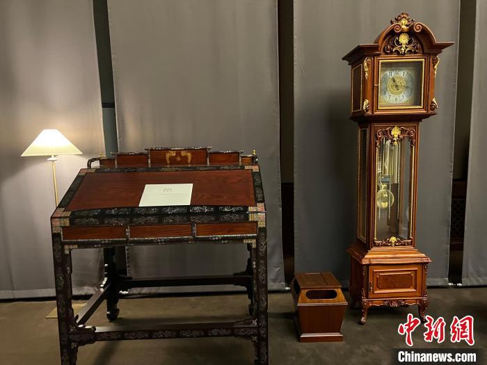 圖為春秋館展覽陳設(shè)的青瓦臺(tái)家具?！⑿?攝