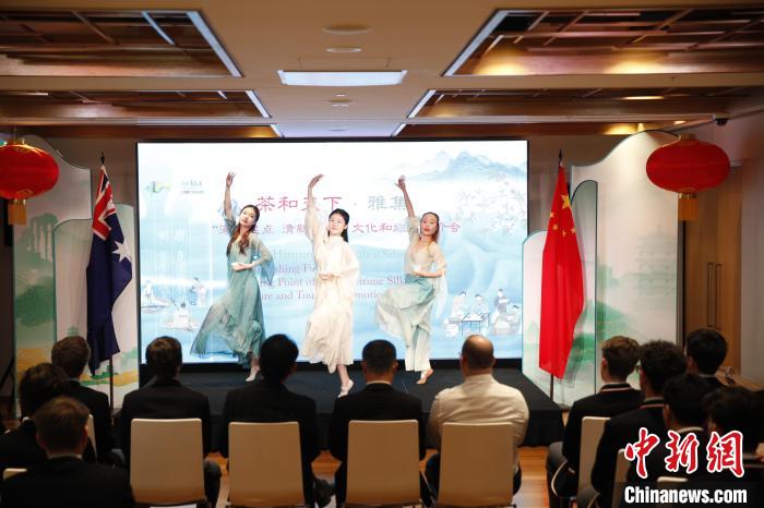 澳大利亞悉尼中學(xué)生參加“茶和天下”雅集文化體驗(yàn)活動(dòng)。圖為悉尼夕月組合的茶舞表演《福茶香飄》?！☆檿r(shí)宏 攝