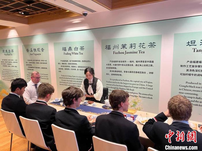 澳大利亞悉尼中學(xué)生參加“茶和天下”雅集文化體驗(yàn)活動(dòng)?！☆檿r(shí)宏 攝