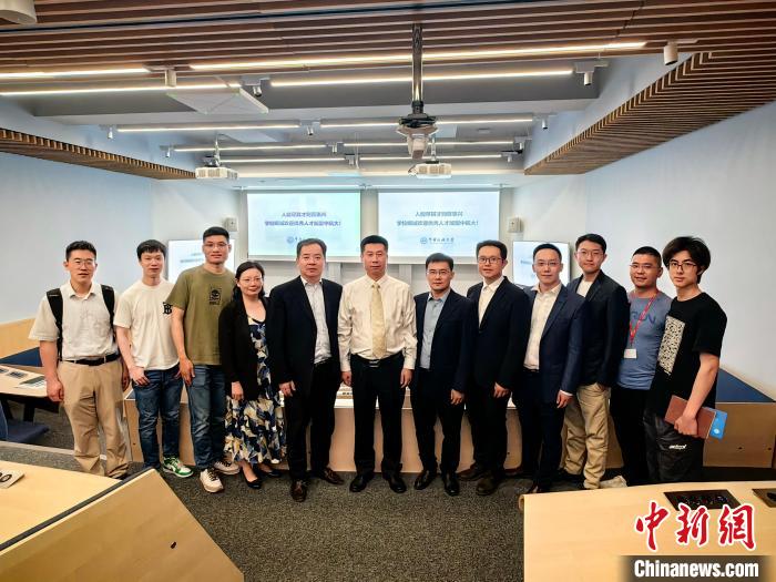 中國民航大學(xué)代表團在英交流情況?！≈鬓k方提供