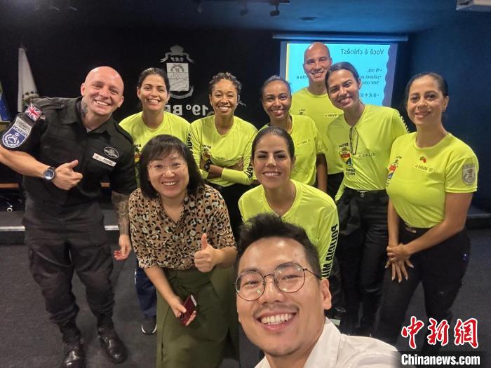 里約旅游警察上中文課?！±锛s熱內(nèi)盧天主教大學(xué)孔子學(xué)院供圖