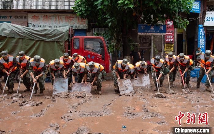 7月4日，萬州區(qū)五橋街道，武警官兵清理街道上的淤泥?！∪矫宪?攝