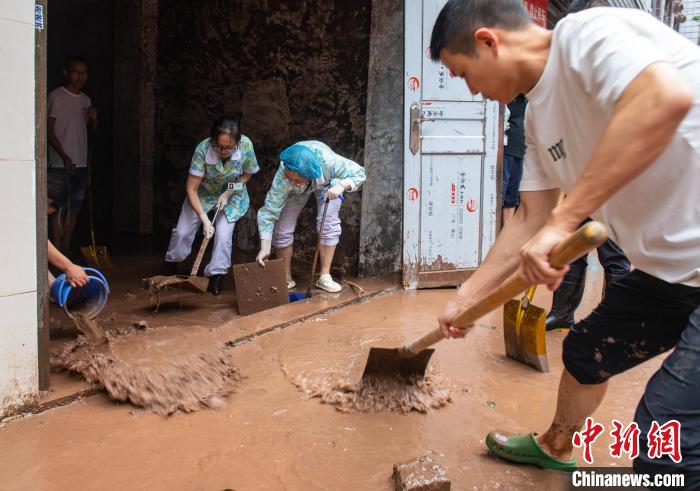 7月4日，萬州區(qū)五橋街道，洪水退去后，居民開展清淤工作?！∪矫宪?攝