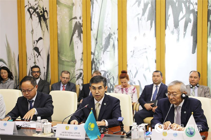 哈薩克斯坦常駐上合組織秘書處代表努爾蘭·阿科什卡羅夫介紹哈薩克斯坦接任輪值主席國后的優(yōu)先工作。人民網(wǎng) 俄布拉依攝