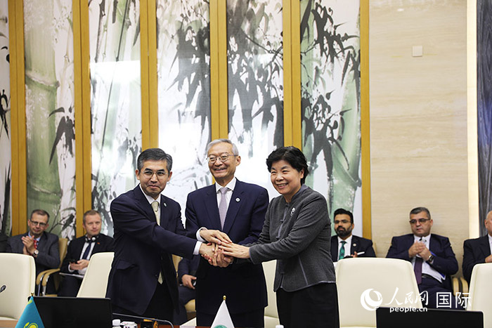 上合組織秘書處、哈駐華使館、上合組織睦鄰友好合作委員會簽署《聯(lián)合行動計(jì)劃》。人民網(wǎng) 俄布拉依攝